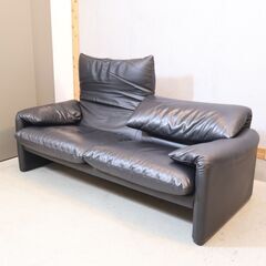 Cassina(カッシーナ)のヴィコ・マジストレッティがデザイン、MARALUNGA(マラルンガ) 総本革 2人掛けワイドソファです。ハイバックにもローバックにもなる上質なレザーを使用した2Pソファ。の画像