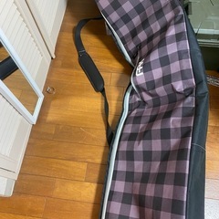 スノーボード板とケースの画像