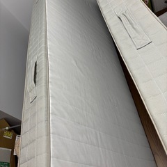 IKEAセミシングルベッド マットレス２つの画像