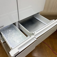 大容量700L!! MITSUBISHI 6ドア冷蔵庫 MR-WX71Z-W1 2016年の画像