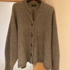 グレーのカーディガン