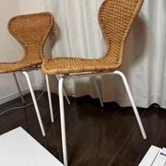 IKEA、ラタン調ダイニングセットの画像