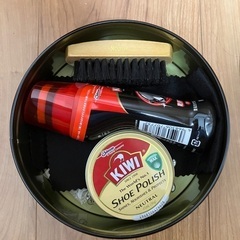 【未使用品】KIWI 缶入り　シューシャインキット　靴磨きセットの画像