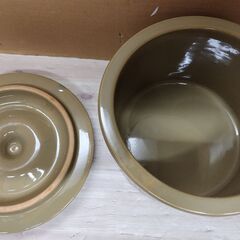 漬物保存容器（蓋付）　日本製　久松　保存容器　陶器　蓋付切立瓶　高さ15㎝（蓋無し13㎝） 直径22㎝（内径20㎝） 重量：3㎏の画像