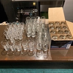 コップ、グラス たくさん
