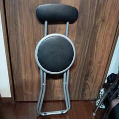 コンパクトで軽くて背もたれのある折りたたみ椅子