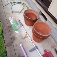 （お話中）植木鉢　園芸用ポールなどの画像