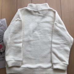 ☆新品未使用☆モコモコホワイトジップアップセーターの画像