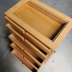 棚（上部がガラス）の画像