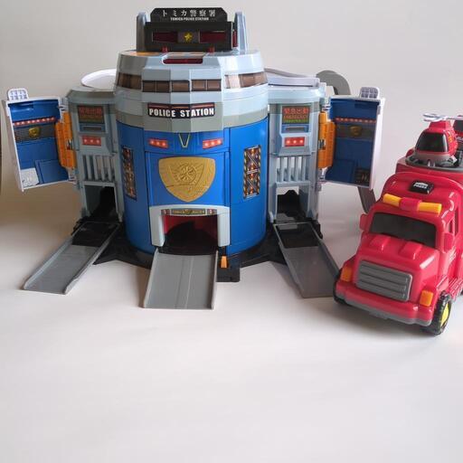 トミカ　ポリスステーションと玩具の消防車です。