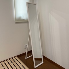どんな部屋にも馴染む姿鏡の画像