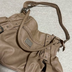 ベージュショルダーバッグの画像