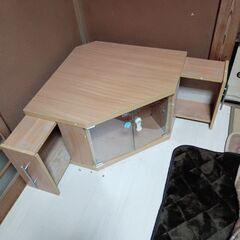 三角型テレビ台を売りますの画像