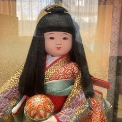 琇山作　「京雅」 日本人形　市松人形　ひな祭り　桃の節句　女の子　ショーケース入り　童子　着物　手毬　桃の花の画像