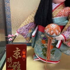 琇山作　「京雅」 日本人形　市松人形　ひな祭り　桃の節句　女の子　ショーケース入り　童子　着物　手毬　桃の花の画像