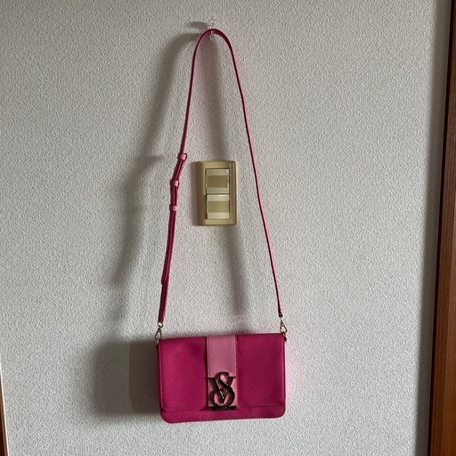 お値下げ致しました⭐️ヴィクトリアシークレット　ピンク ショルダーバッグ ロゴ付き