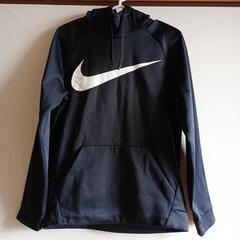②スポーツブランド　ナイキ　パーカー