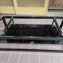 ガラスのローテーブルの画像