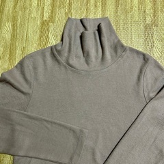 ユニクロ　タートルネック　Mの画像