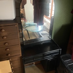 黒いドレッサー