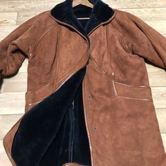 80年代　パリ製　ムートンコート　ドットボタン　　メンズ　MLサイズくらい　汚れキズ破れ無しPARIS カラー 茶色の画像