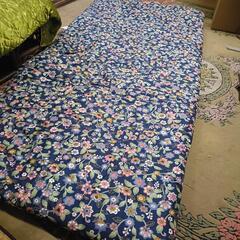 花柄の綿の敷布団　同サイズが四つ　ベッド　マットレス　毛布