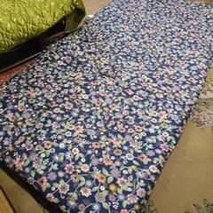 花柄の綿の敷布団　同サイズが四つ　ベッド　マットレス　毛布の画像