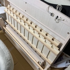 【取引成立につき受付終了】ニトリの白いセミダブルベッド+マットレス他(使用2年程度)の画像