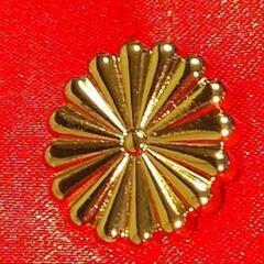 菊の御紋♦菊花紋章♦ネジ式♦厚み2mm♦本物16枚♦花弁直径約1・5cmの画像