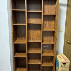 重厚感のあるコーナーキャビネットと、可動棚がついた本棚の画像