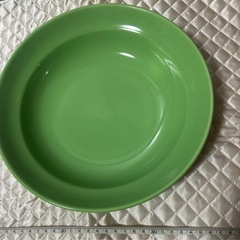クリヤマ 丸型皿 緑色と黄色のセットの画像