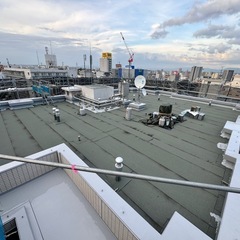 屋上での軽作業の画像