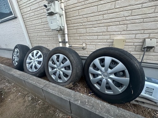 トヨタ純正鉄ホイール　カバー付き15インチ