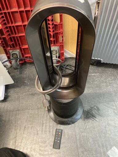 ☆中古￥7,800！dyson　リモ付きセラミックファンヒーター　家電　HZ5-JP-KKA0307A型　【BA011】