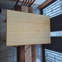 2人用の机と椅子のセットですの画像