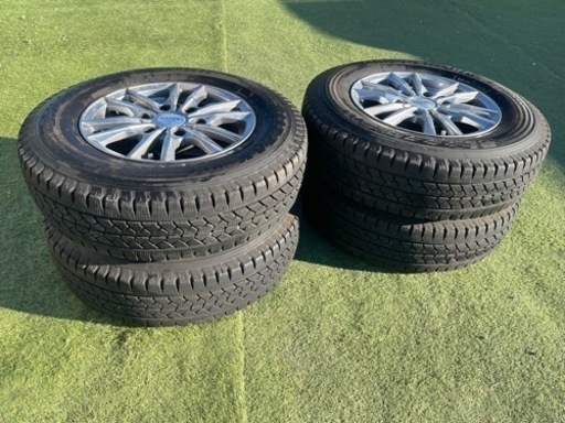 ハイエース用　スタットレスタイヤ　4本　ホイール付き