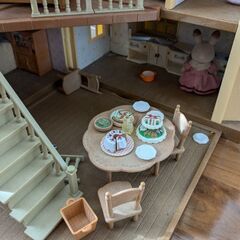 シルバニアファミリー明かりの灯る赤い屋根のおうち車もセットの画像