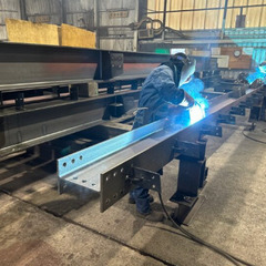 ▼正社員：工場内作業員【鉄骨組み立て溶接】【未経験OK】▼お昼が楽しみ！社員食堂サービスで好きなものをチョイス！家族と友人とおひとりでまったり！Netflix見放題でプライベート充実！温泉・リゾートホテルがお得に泊まれる！福利厚生付き◎ の画像