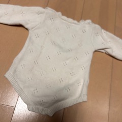さくらんぼニットロンパースの画像