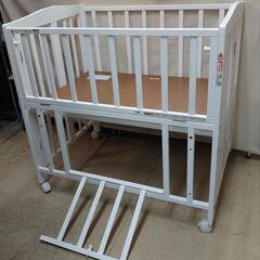 簡単に折りたたみできるミニサイズのベビーベッド