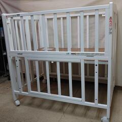 簡単に折りたたみできるミニサイズのベビーベッドの画像