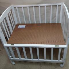 簡単に折りたたみできるミニサイズのベビーベッドの画像