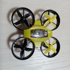 手のひらサイズのミニドローンの画像