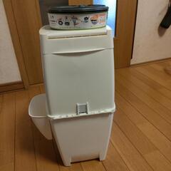 リターロッカー本体と専用カートリッジ1つの画像