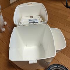 リターロッカー本体と専用カートリッジ1つの画像