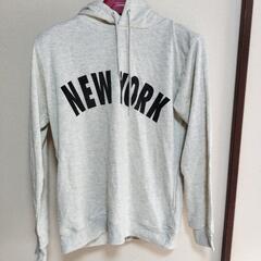 グレーのパーカー、Мサイズ