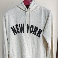 グレーのパーカー、Мサイズの画像