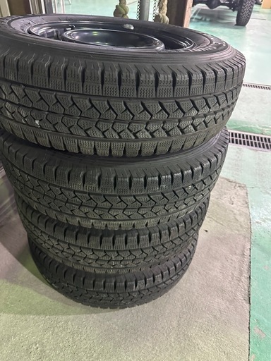 週末お値下げ‼️ハイエースバン　中古スタッドレスタイヤホイル付き　ブリジストン　ブリザック　バリ山