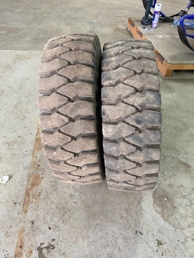 フォークリフト　タイヤ