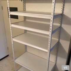 白いスチールラック